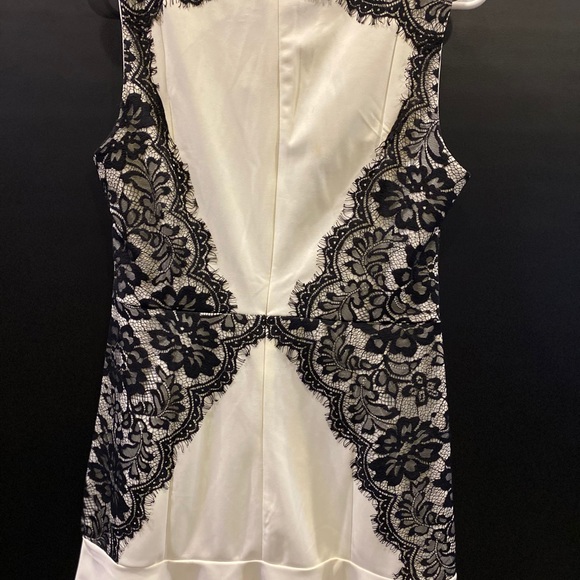 Classic White Dress with Black Lace Accents Size L - Picture 4 of 7